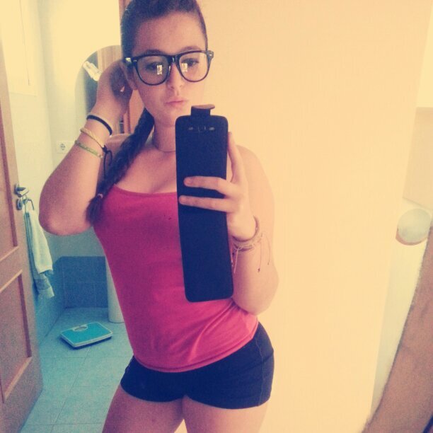 Lágrimas en casa, sonrisas en la calle; futura farmaceutica ;gimnasia ritmica es mi pasión,me sigues?te sigo:);mi otro twitter @Caarmeliita ♥♥