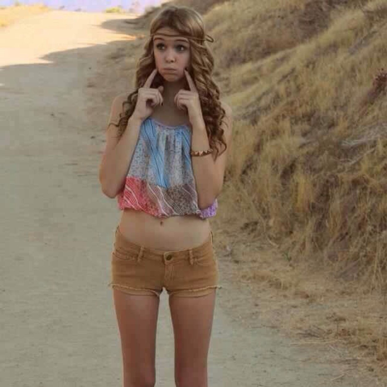 H-hi im Acacia ~ sad and alone ~ RP ~ single ~ The biggest smile can hide the darkest secrets ~ 18