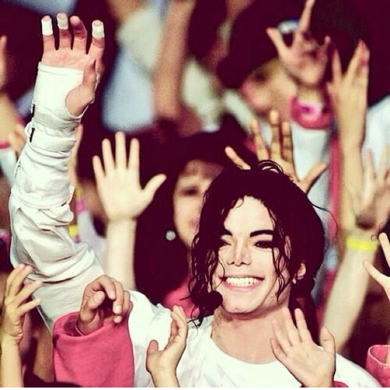 Michael Jackson Fan Page! Moonwalkers only! I dont put up with stupidity and haters! Dont like it? Then you can just moonwalk right off my page!
