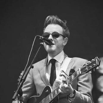 Cantante de Two Door Cinema Club, siempre pelirrojo. Adoro el helado con todas mis fuerzas y -sonríe-. Hermano de Dan Reynols, Sheeran y Sirah. #RolBand