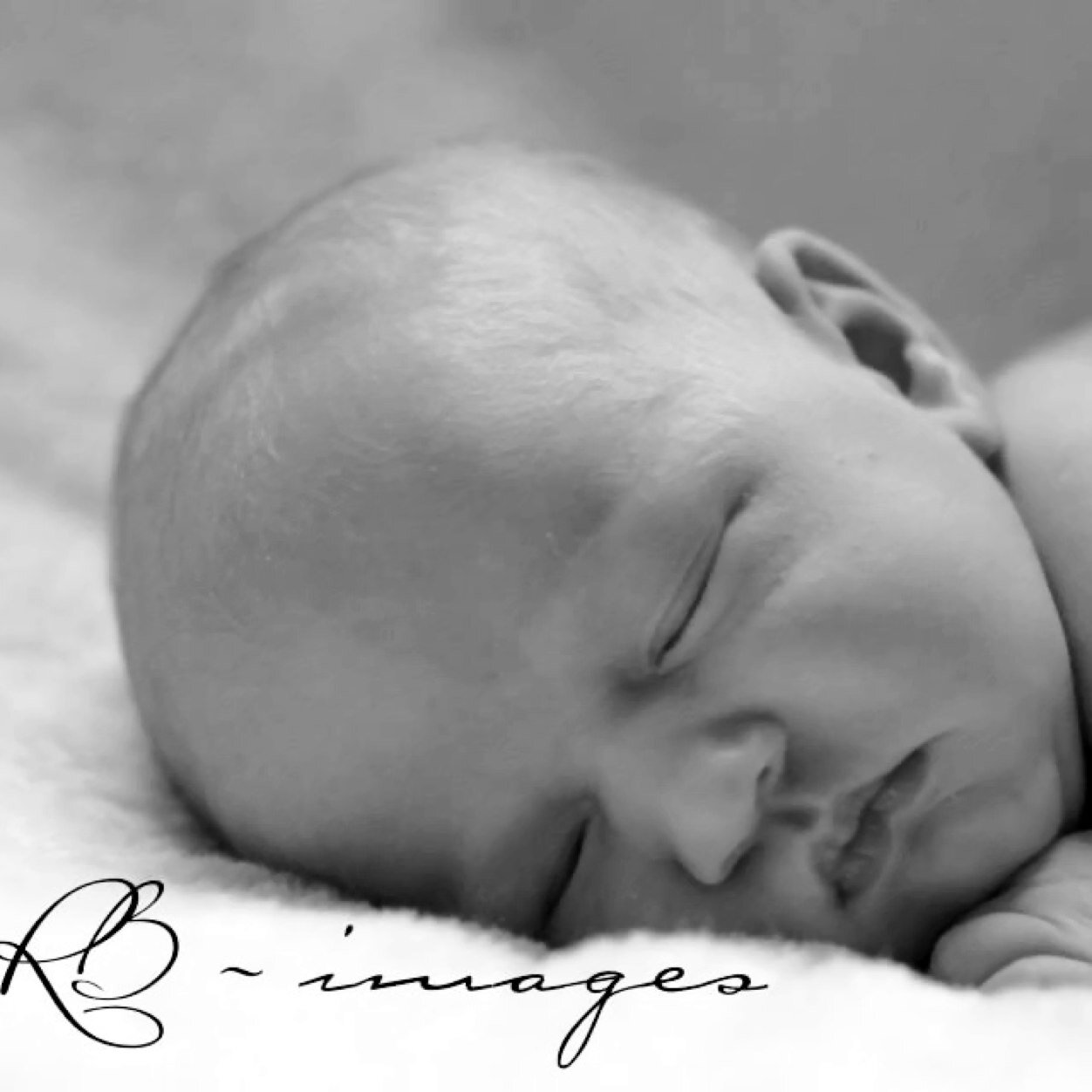 Surrey based photographer, specialising in newborn and family photography.