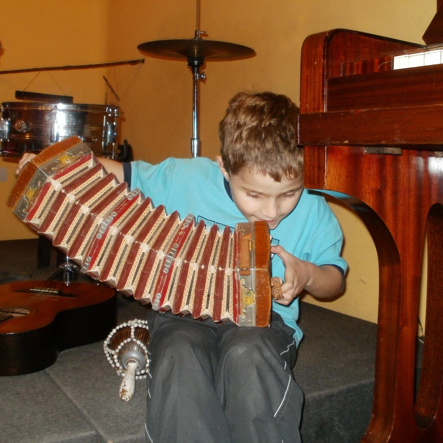 Soy Felipe, tengo 9 años. Soy ciego de nacimiento. me gusta mucho la música