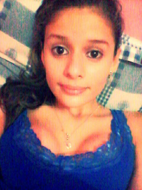 debaixo da maquiagem e por trás desse sorriso ,eu sou apenas uma menina que deseja o mundo ♡♥♡♥