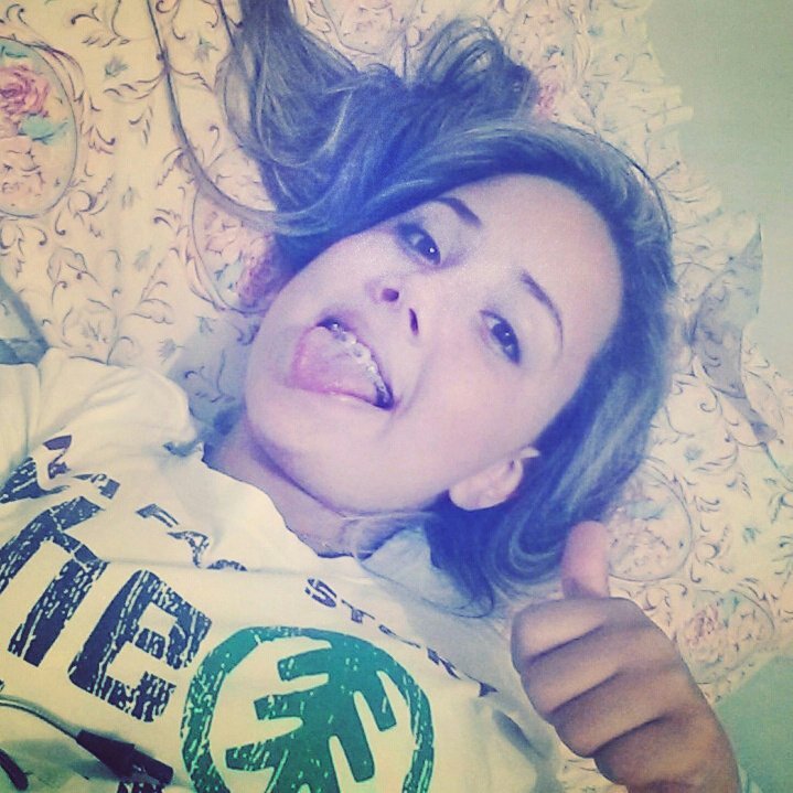 ''Bem leonina, menina, mandona
linda, sabe da sina, mina valentona
fina, cheia de razão, rainha, foliona ♪  solterassa