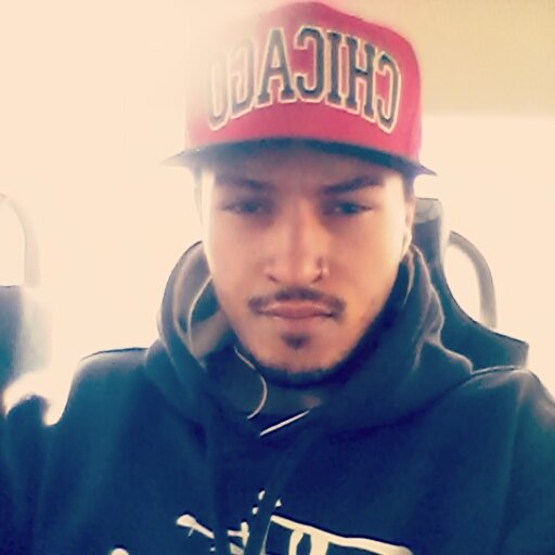 18 anos Divorciado e com 2 filhos pra criar, Qtal? Sigam-me os Bons haha' - #TEAMBREEZY - modelo de mão e contrabandista de bichos de pelucia !