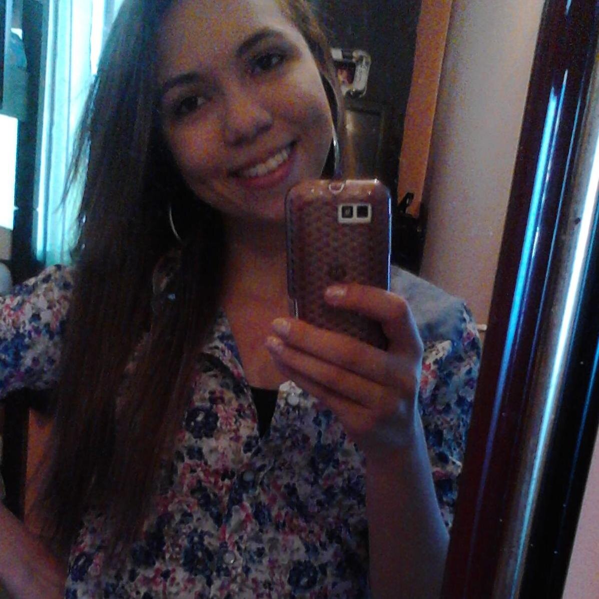 Não sei amar pela metade, não sei viver de mentiras, não sei voar com os pés no chão, Eu sofro em silêncio, amo com o olhar e falo por sorrisos.''