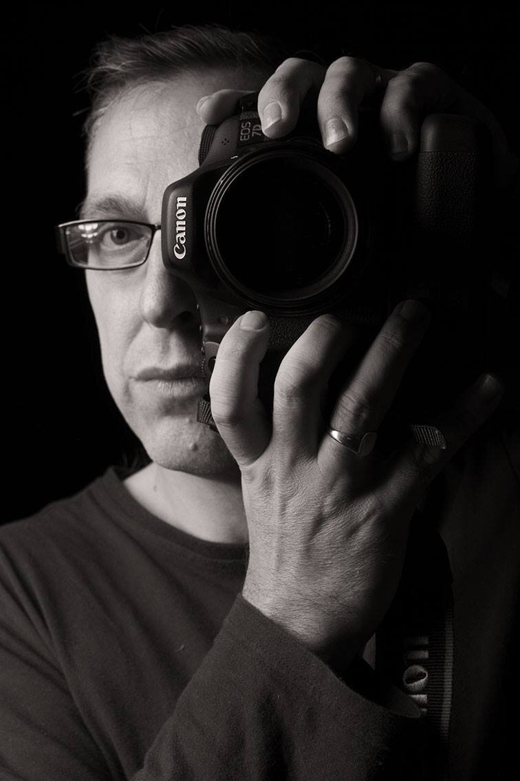 Published photographer shooting mainly in London that specialises in fashion photography, portraits and performing arts.