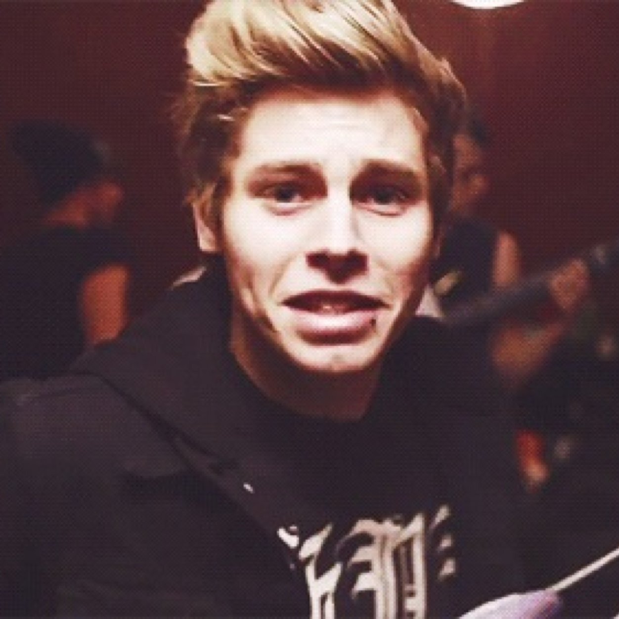 'ti amo come non ho mai amato nessun'altro, altrimenti non sarei qui. io ti amo più di chiunque altro in questo mondo, lo vuoi capire? dio, se ti amo..' -ashton