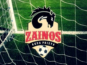Equipo de futbol amateur con jugadores jóvenes talentosos y entusiastas que dan todo para triunfar