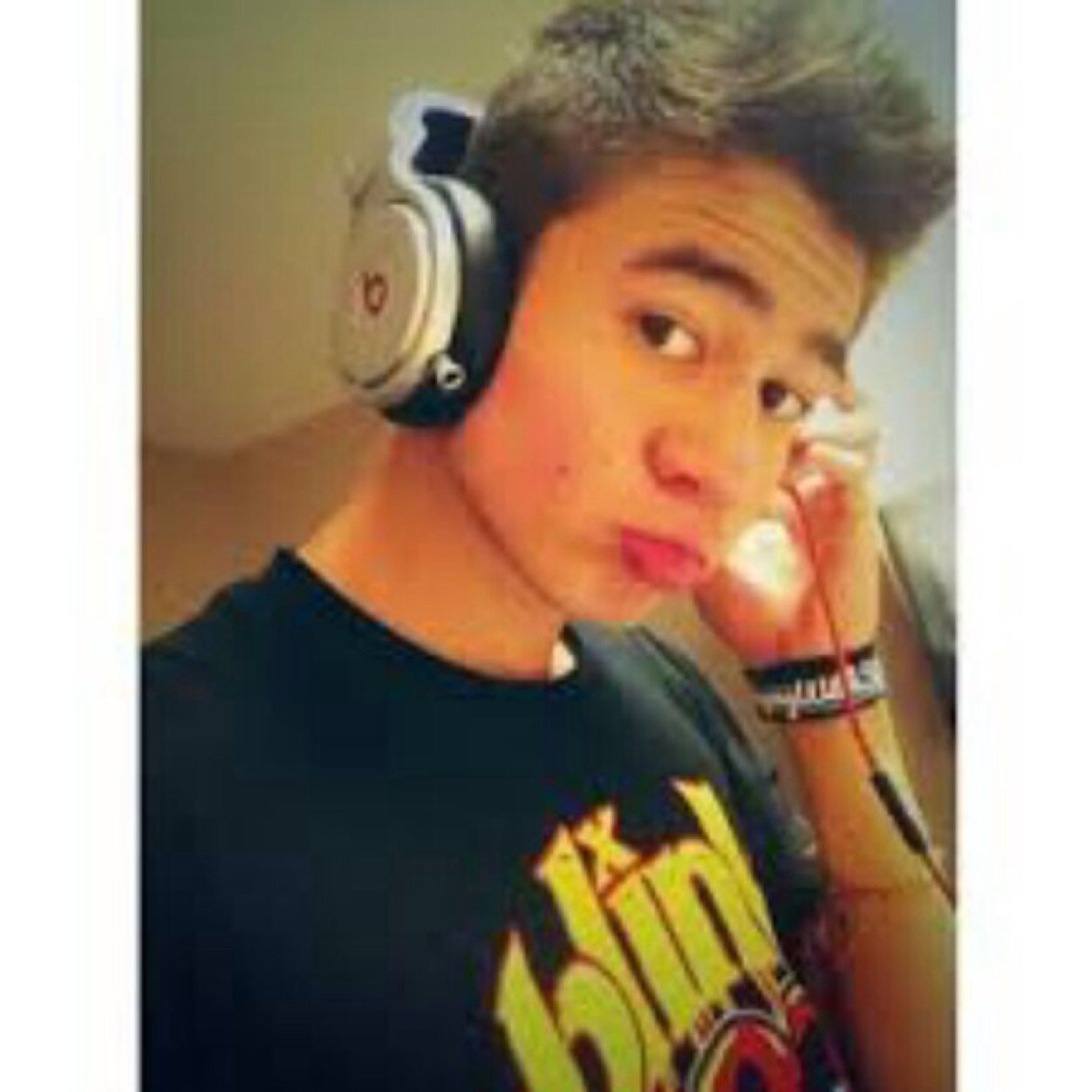 please follow @steph7898, im trying to get my goal :)