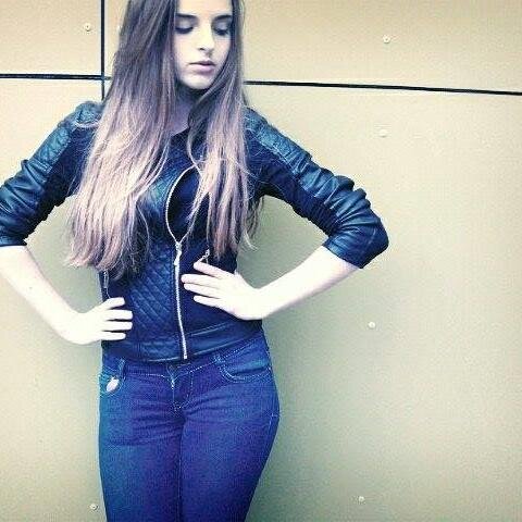 Migle0425's profile picture. Hiii :))) im Miglė ^^ - i like play guitar and in love with the singing! 3 btw im a big Directioner and Vampette  .