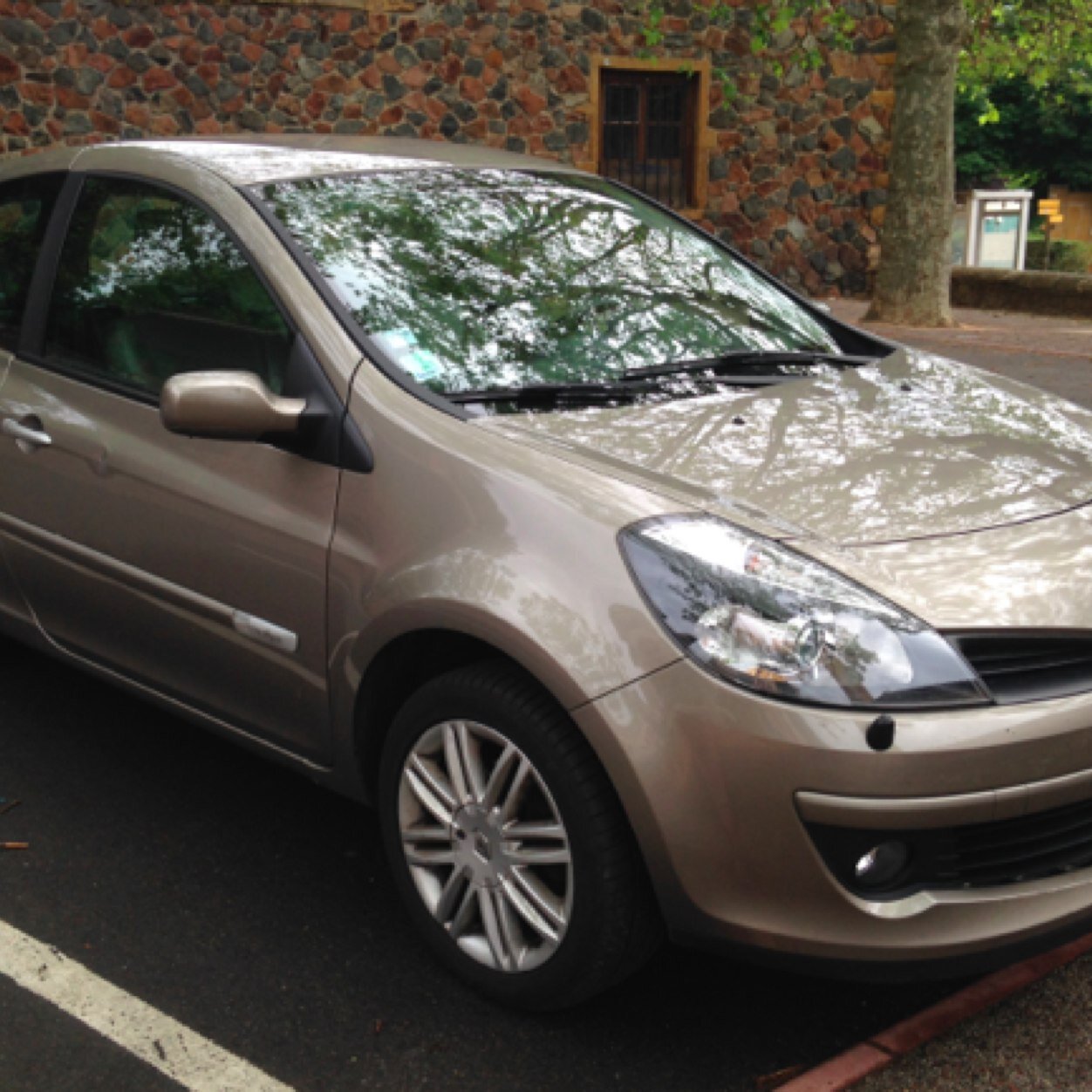 Clio de Pepette baroudeuse aimant le confort. Je recherche un nouveau proprio qui m'aimera autant que ma future ex qui s'envole vers d'autres rivages.