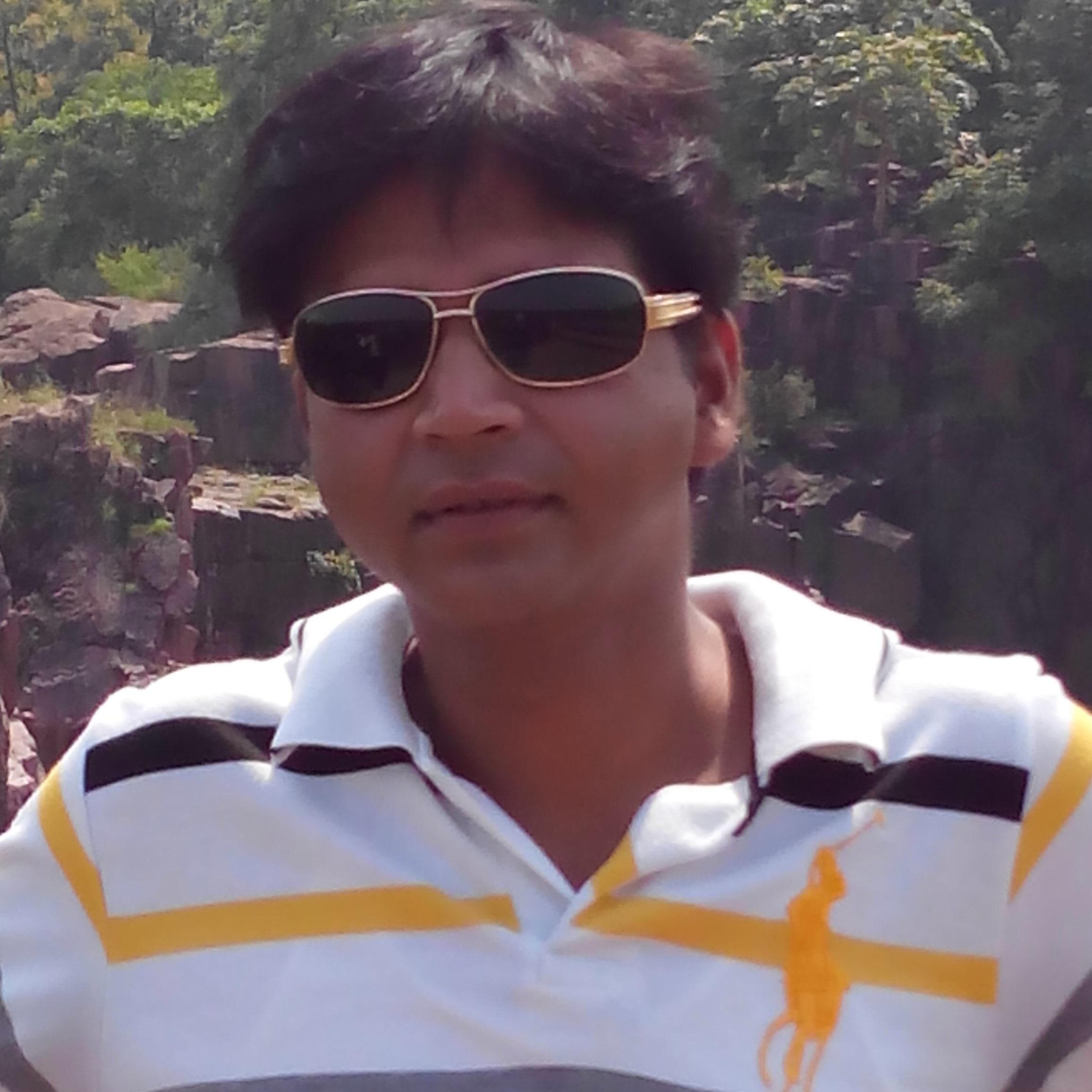 समाज और राजनीति में गहरी दिलचस्पी है. साहित्य और अभिनय से भी गहरा लगाव है | शौकिया अपने आपको कभी -कभी टैलेंटेड कह लेता हूँ क्योंकि वही सबसे बढ़िया है |