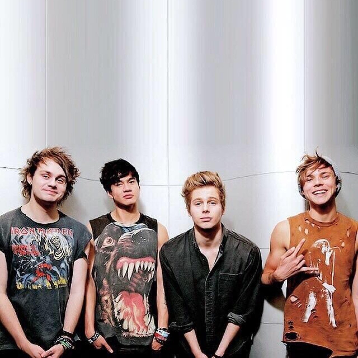 If you see this then please watch this video https://t.co/Z5W3994mIu and follow @5sostoast