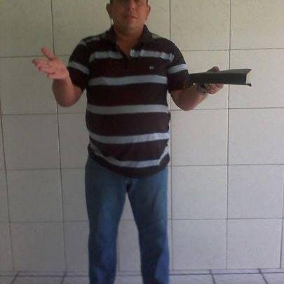 Sou evangélico da Igreja Prebisteriana do Brasil e tenho 34 anos e vivo a vida com Jesus Cristo A PAZ do SENHOR sou palmeiras de coração te amo Palmeiras