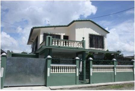 Hostal La Verde is set close to La Laguna del Cura beach in Cienfuegos. We promote friendship, social learning and care for the environment.