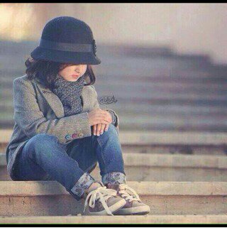 أنا متناقضة في صفاتي عنيدة خجولة غيورة. كلي هدووووووووء كلي شقاوهـ وفي نفس الوقت طيبة القلب أظهر مشاعري بكل صراحه و أخفي بداخلي الكثير