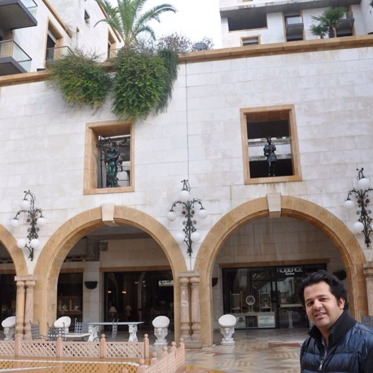 مهندس معماري مهتم بالتصاميم العمرانية والاستثمار والتطوير ومهتم بالشان العقاري عضوتنفيذي باللجنة الوطنية للعمرة والزيارة وعضولجنة الفنادق