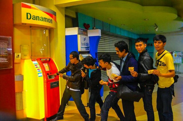 Jangan tanyakan arti angka #EMPATBELAS Orang awam serta penikmat olahraga MASKULIN yang menikmati jalanya pertandingan dari tribun penonton  #PERSIB #ARSENAL