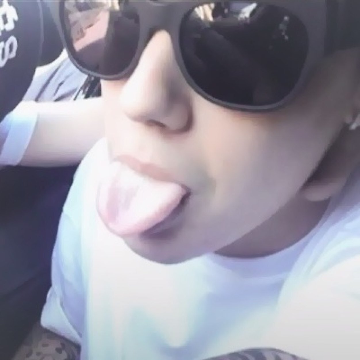 savedbiebs_7's profile picture. I gave you a free follow so go follow @EXPLICITBIEBRUH & @inbieberpants