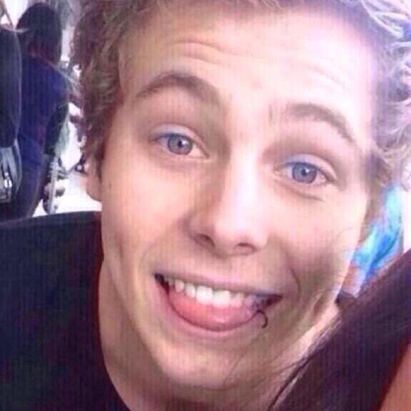just a 17 year old fangirl who falls over a little too much http://t.co/K5CM5BEZbu