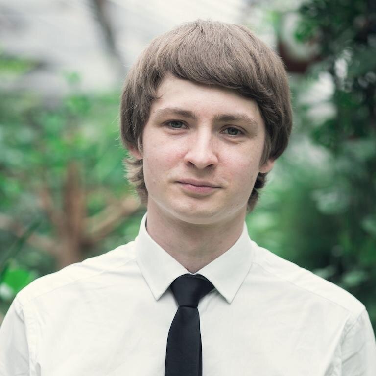 Набираю текст в vim, на языках python, php, javascript, html. Много читаю, потом много думаю. И так каждый день.