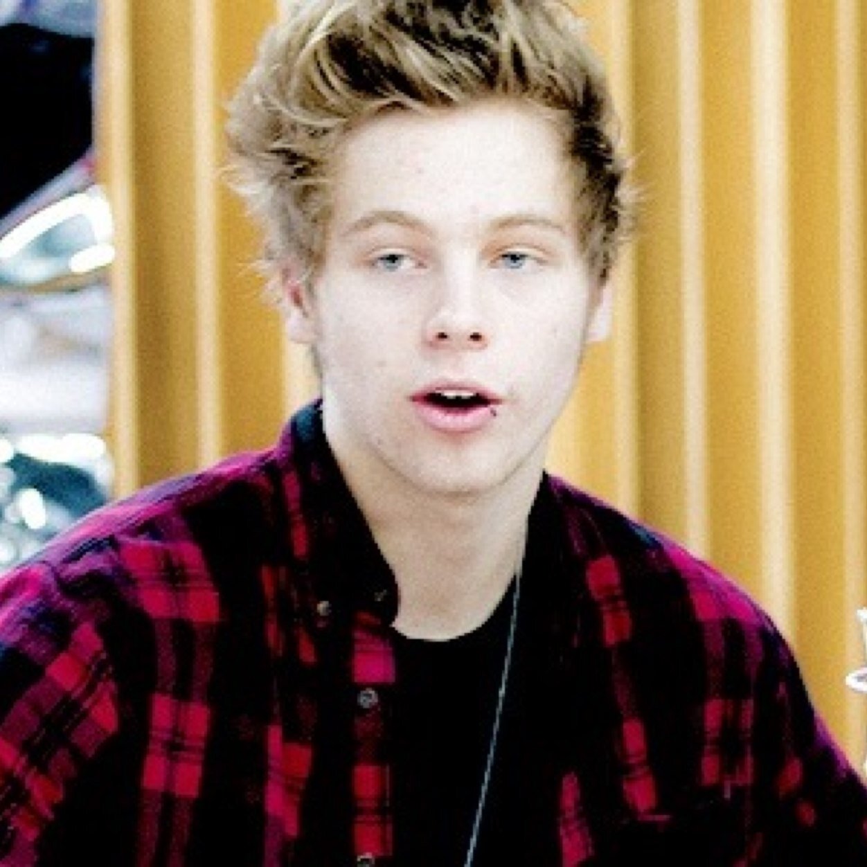 hiiii. i'm @demonlouiss, & just remember that hemmo1996 has loved you since the day you've watched him. he made it thanks to you! :) i help with luke follows! x