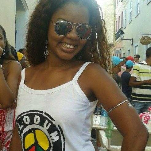 No mar um abrigo q lá esta...No ser a felicidade, Na beleza de ser você...Um encanto de ser mulher..Delirar com seu jeito faceiro, seu dengo maneiro...