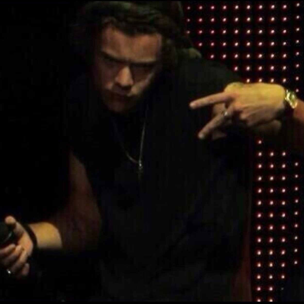 Hi beautiful please follow @5iveSecondsof1D because she gave you a free follow :)