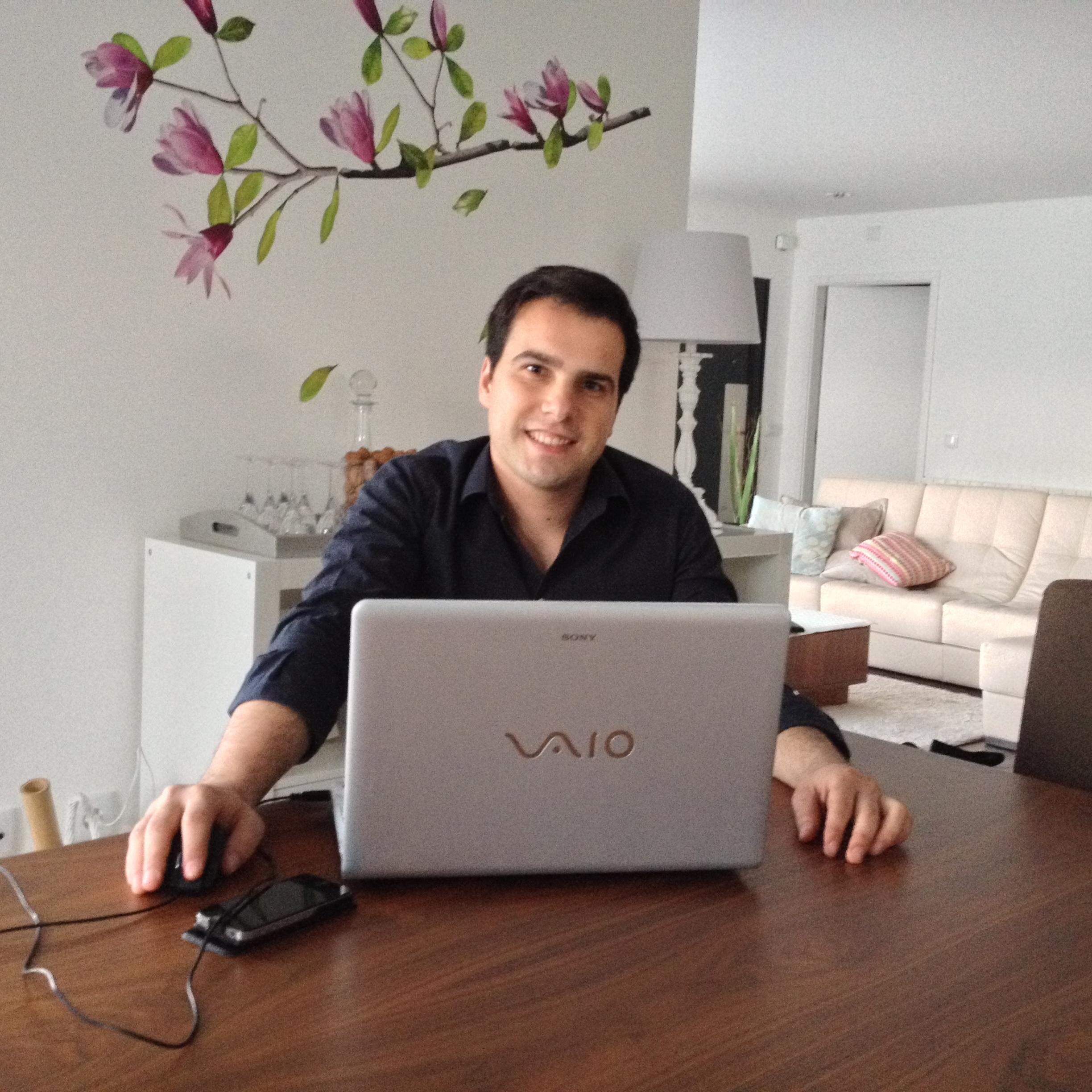 Benfiquista, licenciado em Engª. Biológica e Alimentar, trabalho com Internet de Marketing como Part-time e como Engº Alimentar na empresa Qualimentar.