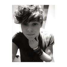 -You are beautiful, dont let anyone tell you otherwise-  Follow @AshtonCrowns for me darling, please? Loveyou all xx