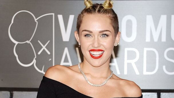 WeWantMileyInGreeceeeeeeee
Pleaseee MILEYYY COME ONNN!!