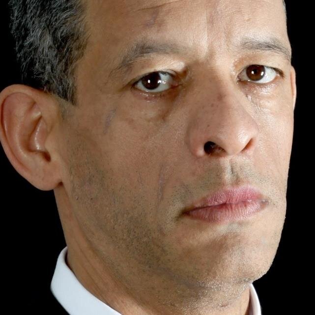 Sou professor de segurança eletrônica. Um profissional que busca ensinar aquilo que é necessário aos iniciantes na área de segurança eletrônica.