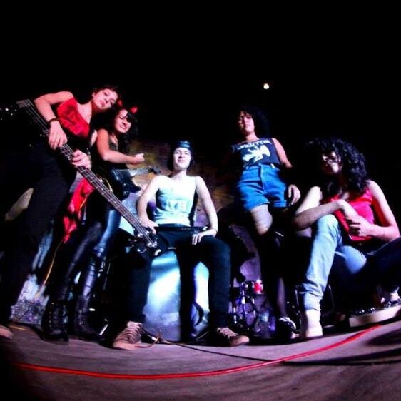Somos una banda paraguaya de rock&roll, exclusivamente de chicas. Influenciada principalmente por Pappo's Blues, The Runaways y Girlschool.