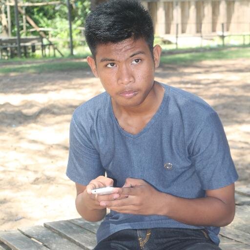 “Perubahan Tidak Akan Pernah
Terjadi Jika Kita Terus Menunggu
Waktu Atau orang Yang Tepat. Kita
Adalah Perubahan Itu Sendiri.