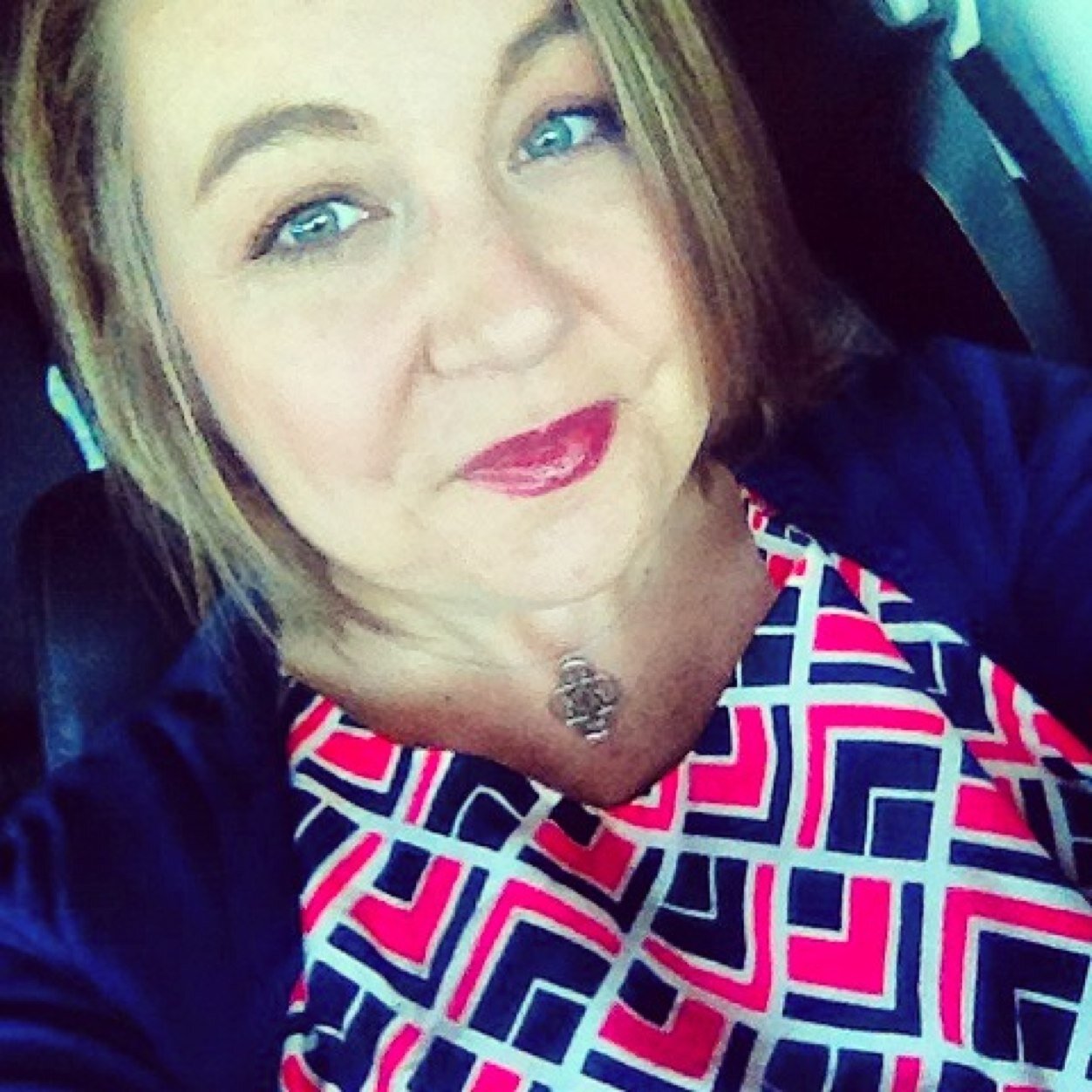 Mom. Wife. Journalist. Reader. Blogger. Hugger. 
I love to mix patterns even though it pains my mother. Formerly @notraisingbrats
