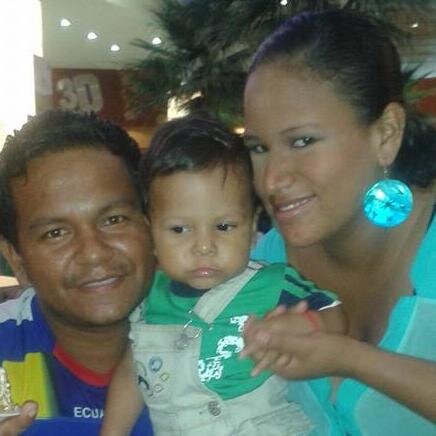 Chik joven q tiene un hermoso hijo que lo ama con el alma...