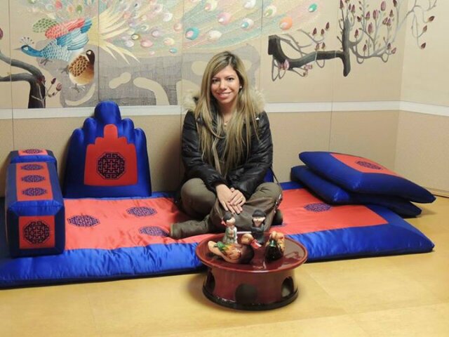 Ecuatoriana, Guayaquileña, Profesional, Esposa, Mamá 
 Viviendo día a dia.
 《La caridad es una virtud del corazón,  más no de las manos que la brindan》