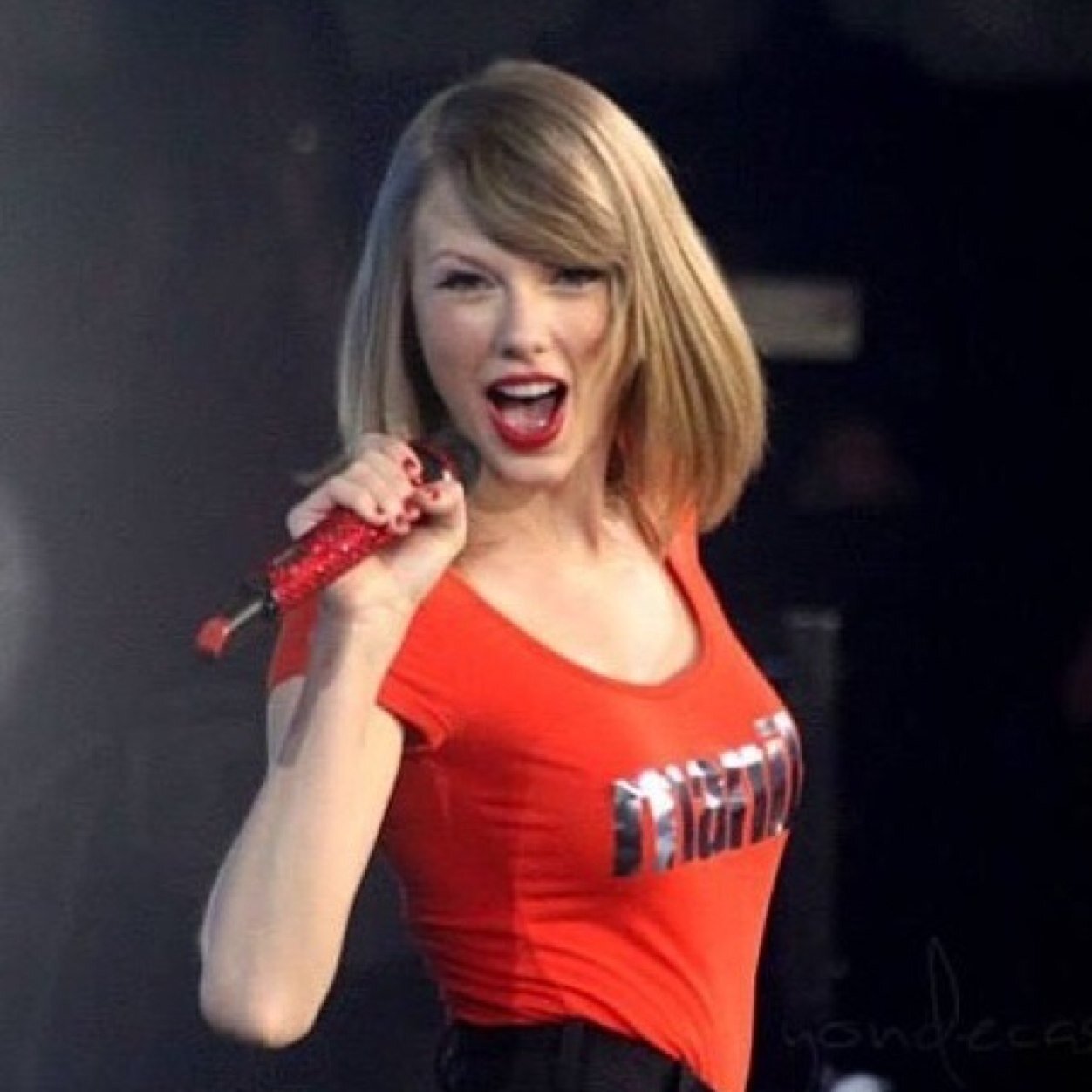 I love Taylor Swift to the moon and back!