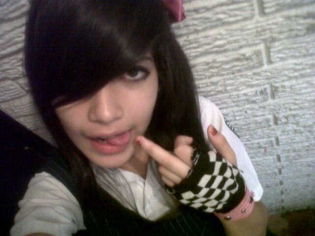 Soii emo y me vale si t agrado .I. Soy una persona super tierna... Me encanta el hardcore!! Y amo a andy six (//_x) y soy full divertida (y anormal) xD