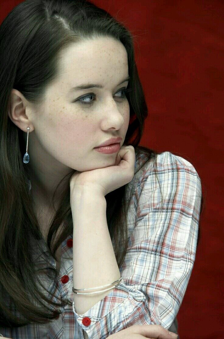 Actress by day. Queen of Narnia by night