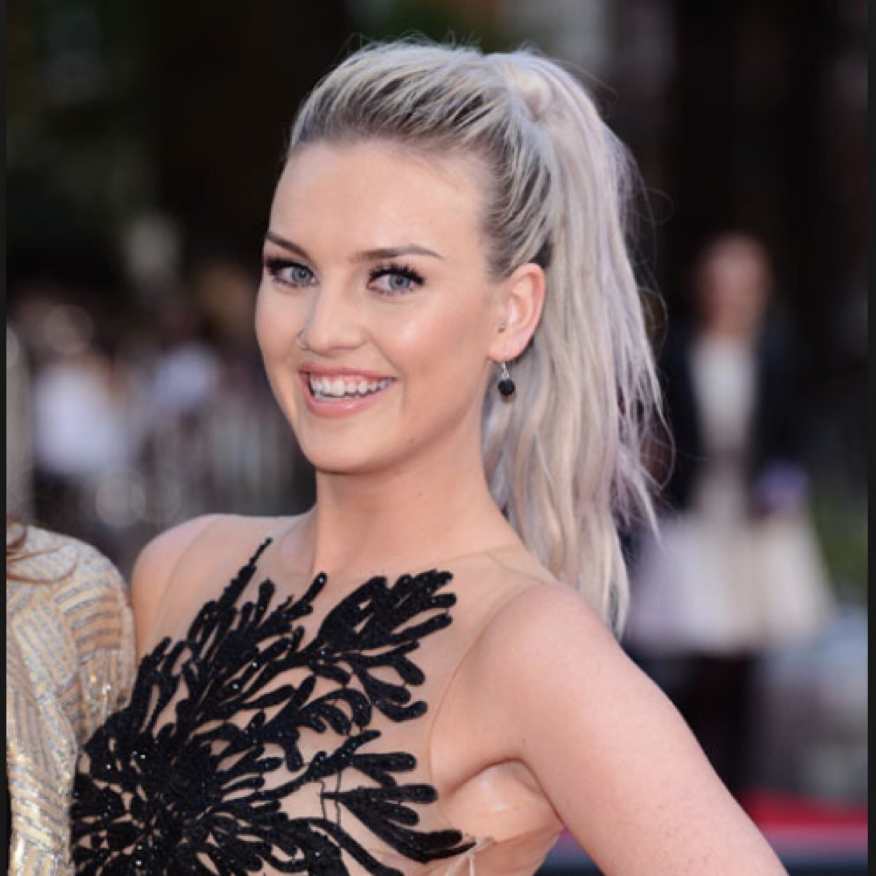 _shimmerglimmer's profile picture. small town girl.