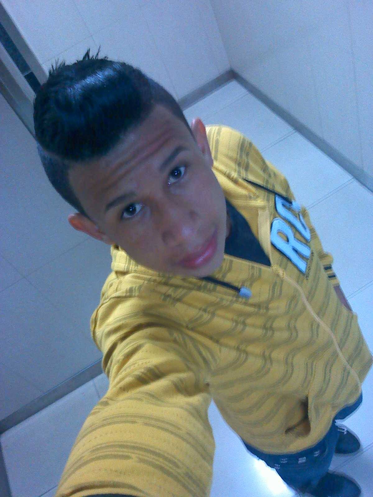 15, Venezolano, géminis, amante de la vida y las cosas indebidas ! Amo a la gaga :*