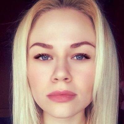 Стараюсь общаться беззаботно. Как человек я достаточно интересная. Родилась в прекрасном городе. Просто люблю говорить с людьми.