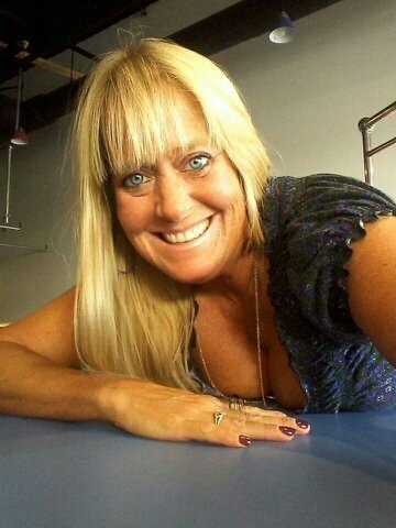 Love to party like a rock star...Love scary movies and the Paranormal True Blood fan & I enjoy hanging out@the beach!!!
