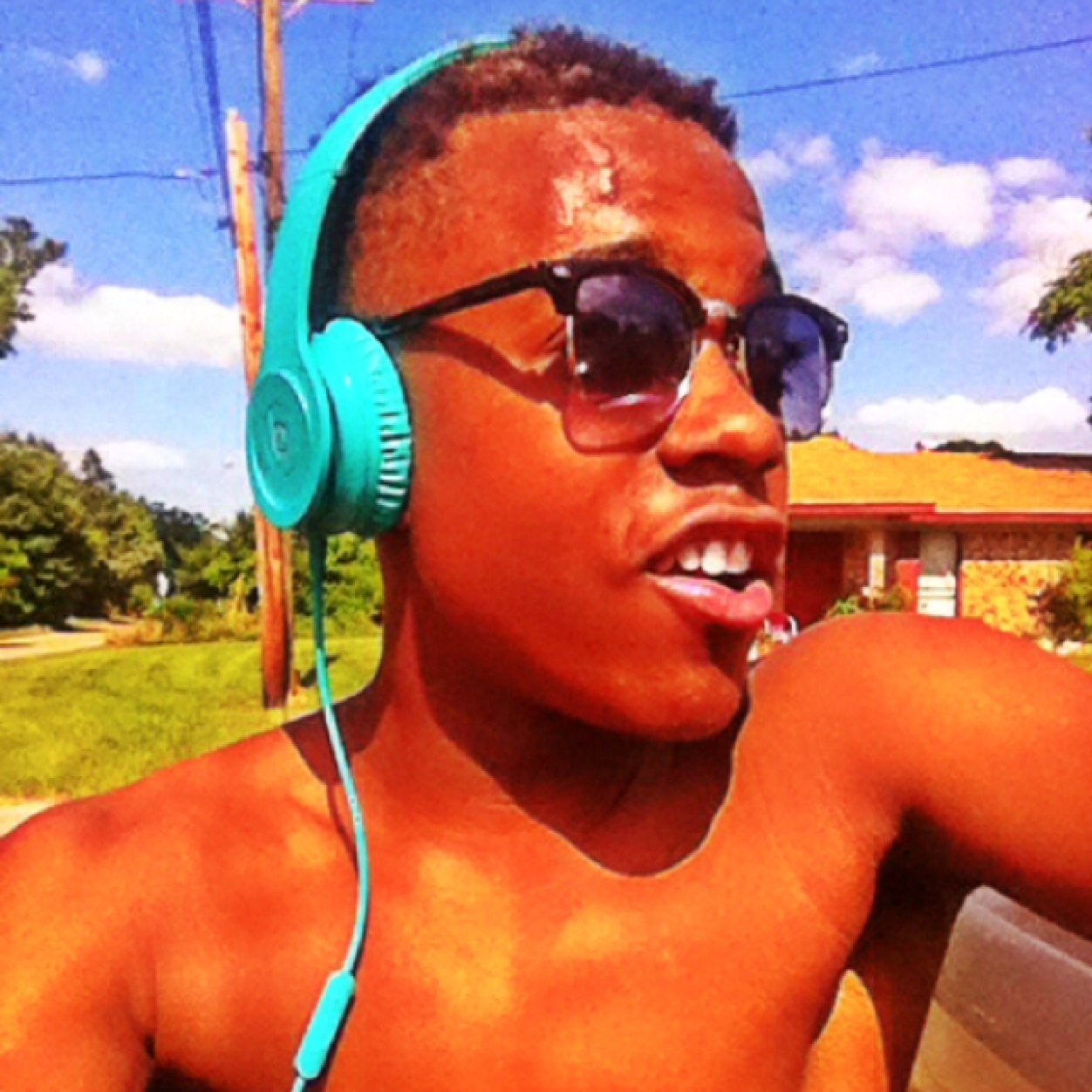 I like bitches but they gotta be hot but i aint talking bout no thot