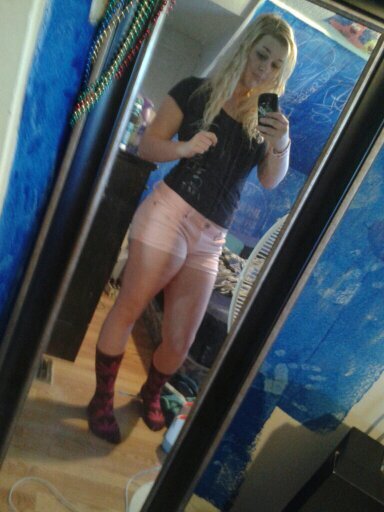 Singleee .! ✌     Instagram @meganlarsennn .     Kik; Shawty_blondee .     Look Like Barbie , Smoke Like Marley .!(;