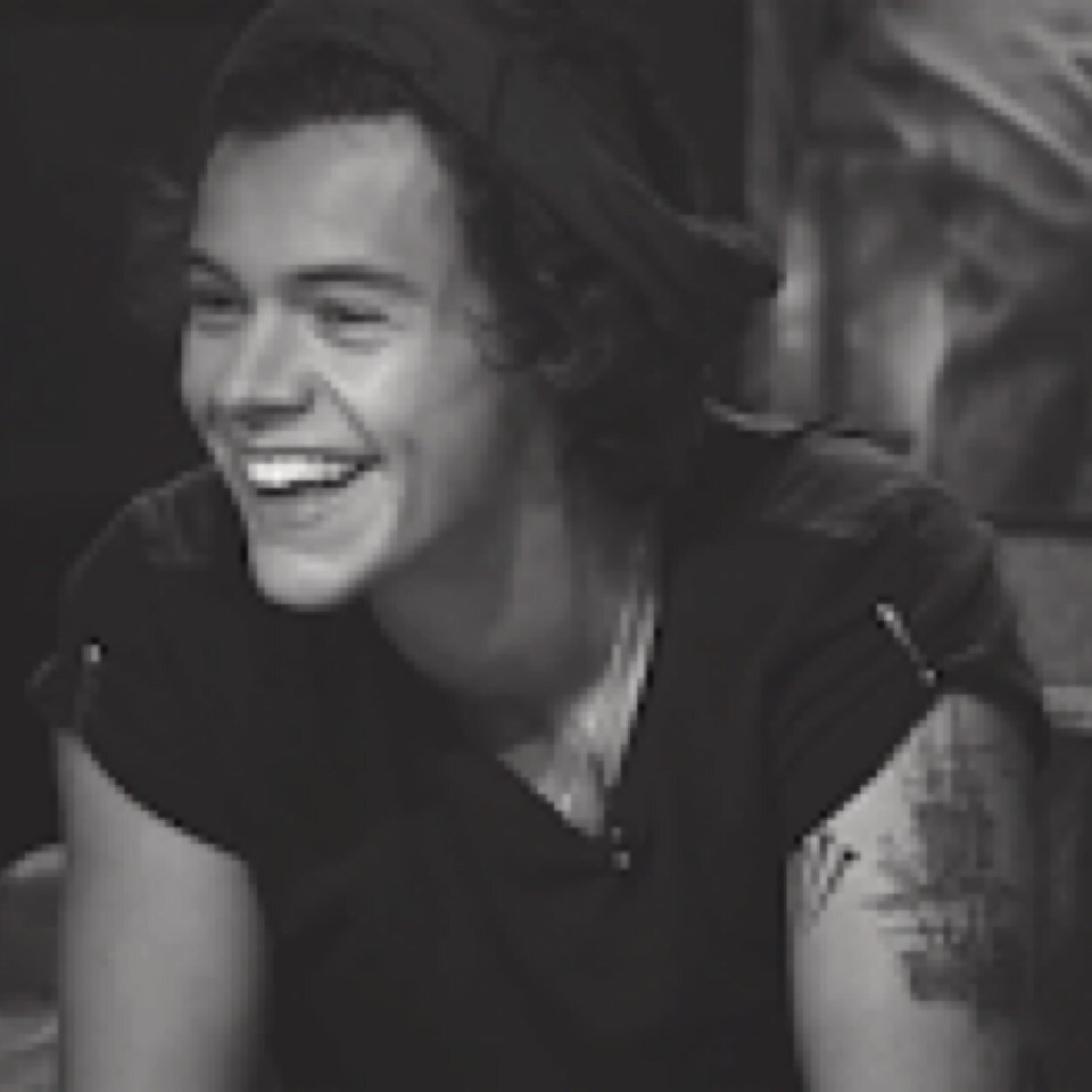 Follow @dazzlingxstyles beacsue she gave you this free follow and she loves you