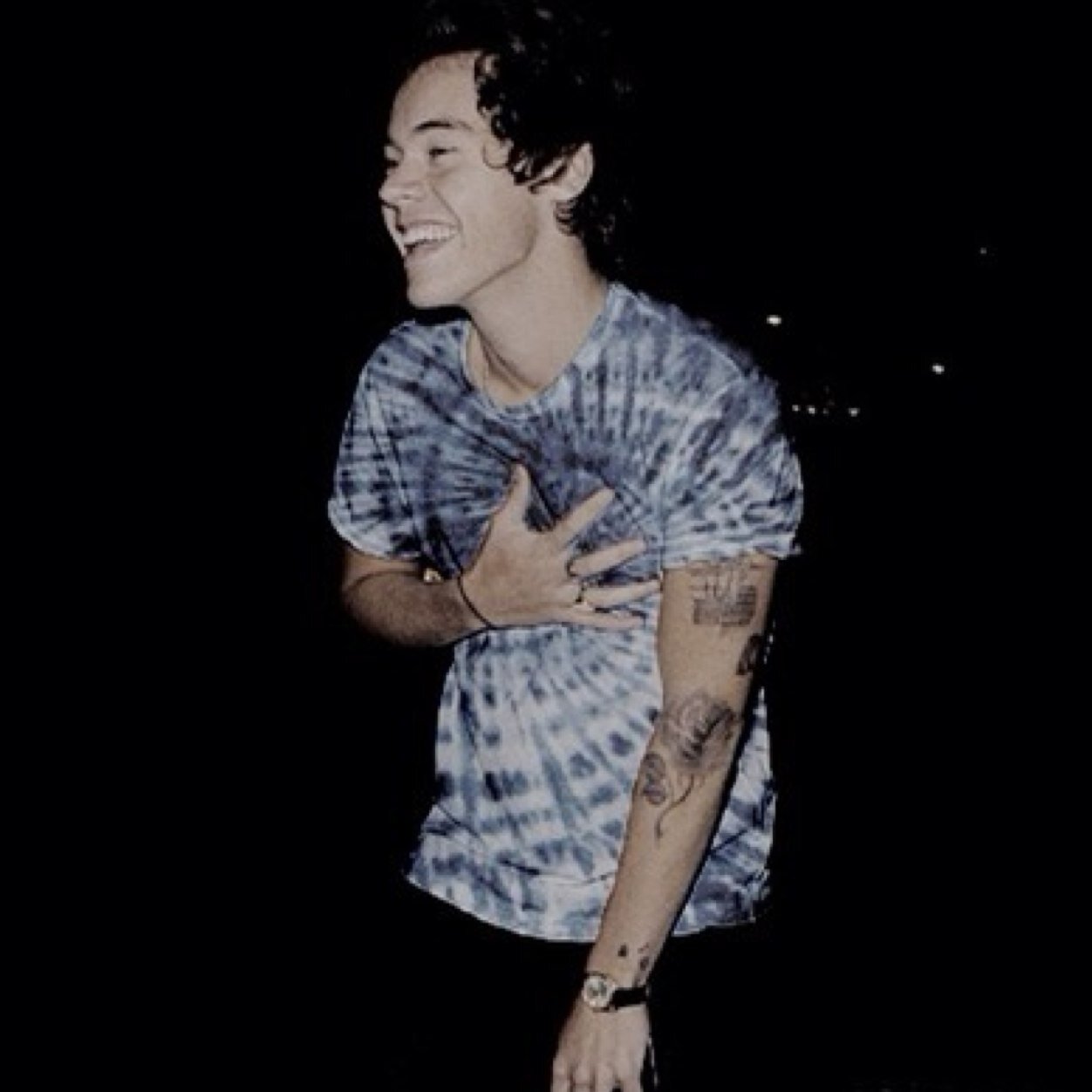 HoneymoonAri4's profile picture. Free follow from @Designbutera