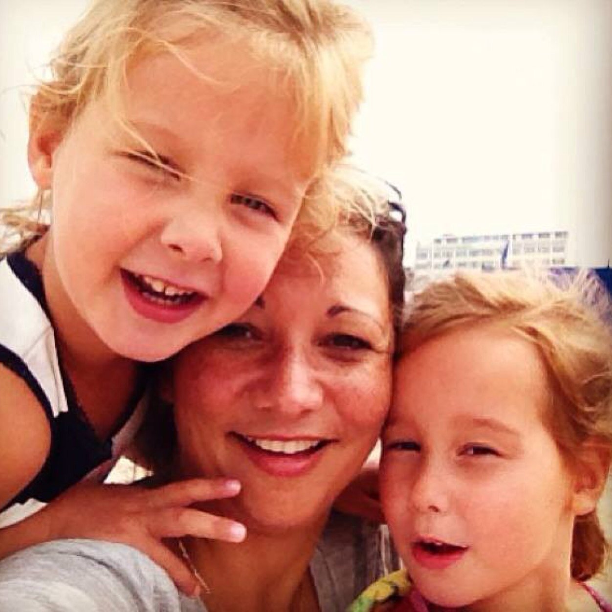 NMAKN1's profile picture. Love my twin girls - gelukkig met m'n liefste - gek op mijn mams & hele family - en geniet van de heerlijke avondjes met m'n lieve vriendinnetjes